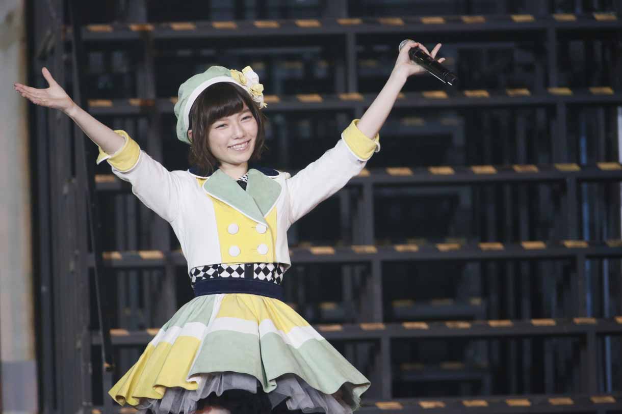 島崎遥香による「永遠プレッシャー」歌唱の様子。 (c)AKS
