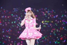 小嶋陽菜による「ハート型ウイルス」歌唱の様子。 (c)AKS