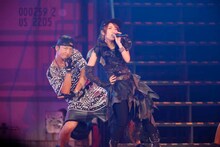 高橋みなみによる「お手上げララバイ」歌唱の様子。 (c)AKS