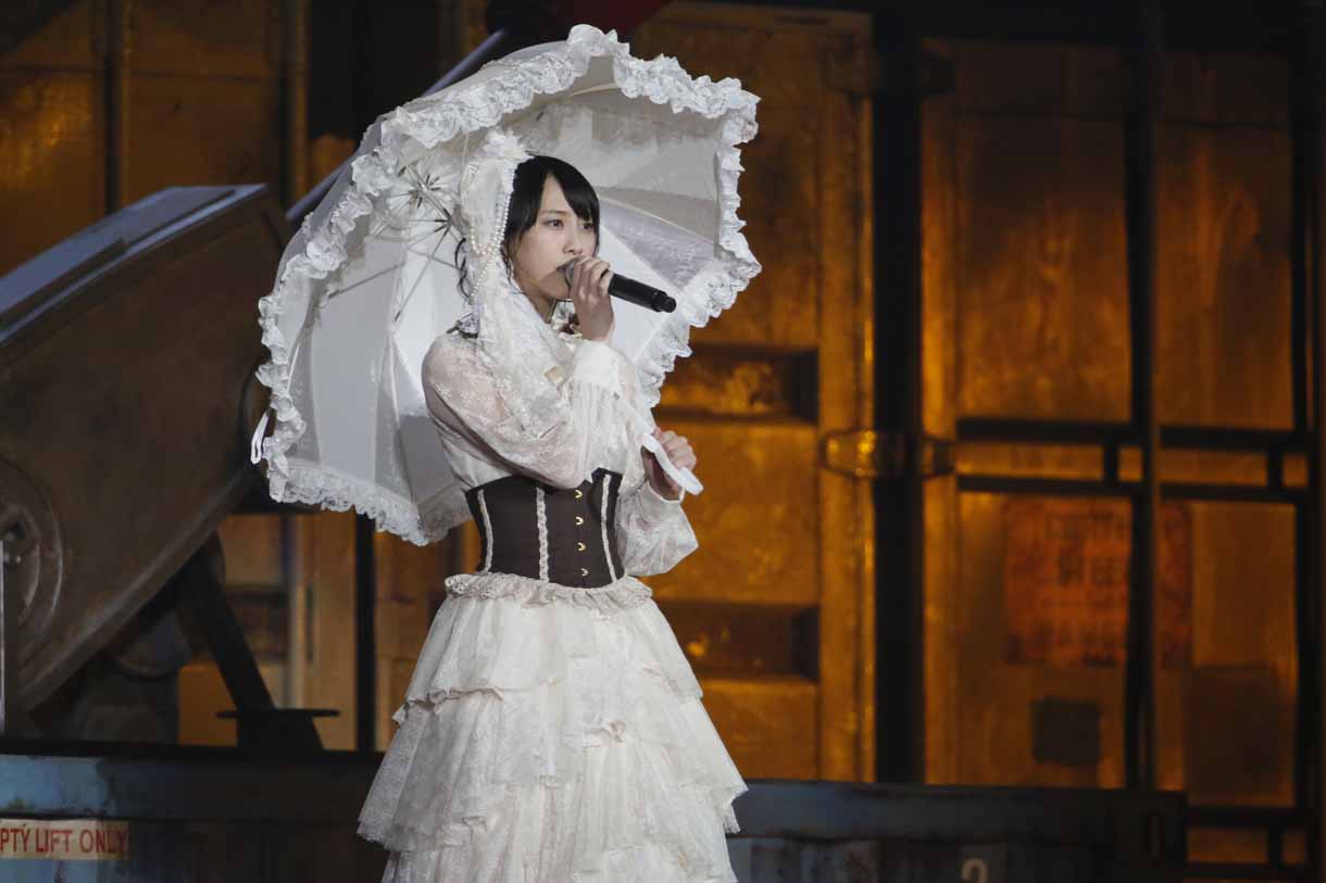 松井玲奈による「枯葉のステーション」歌唱の様子。 (c)AKS