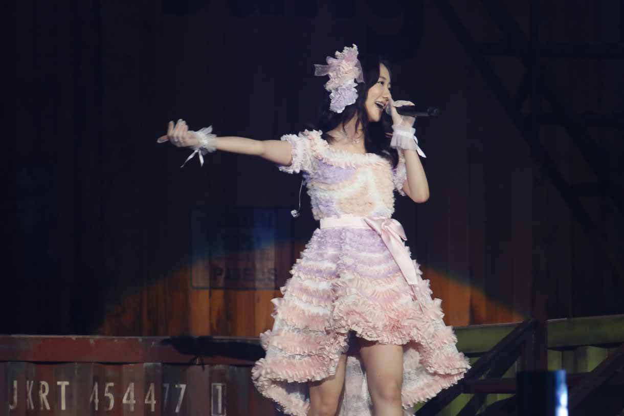 柏木由紀による「夜風の仕業」歌唱の様子。 (c)AKS