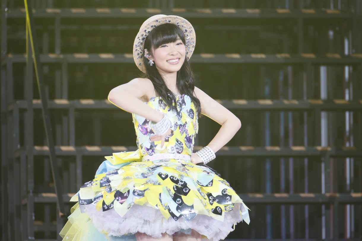 指原莉乃による「それでも好きだよ」歌唱の様子。 (c)AKS