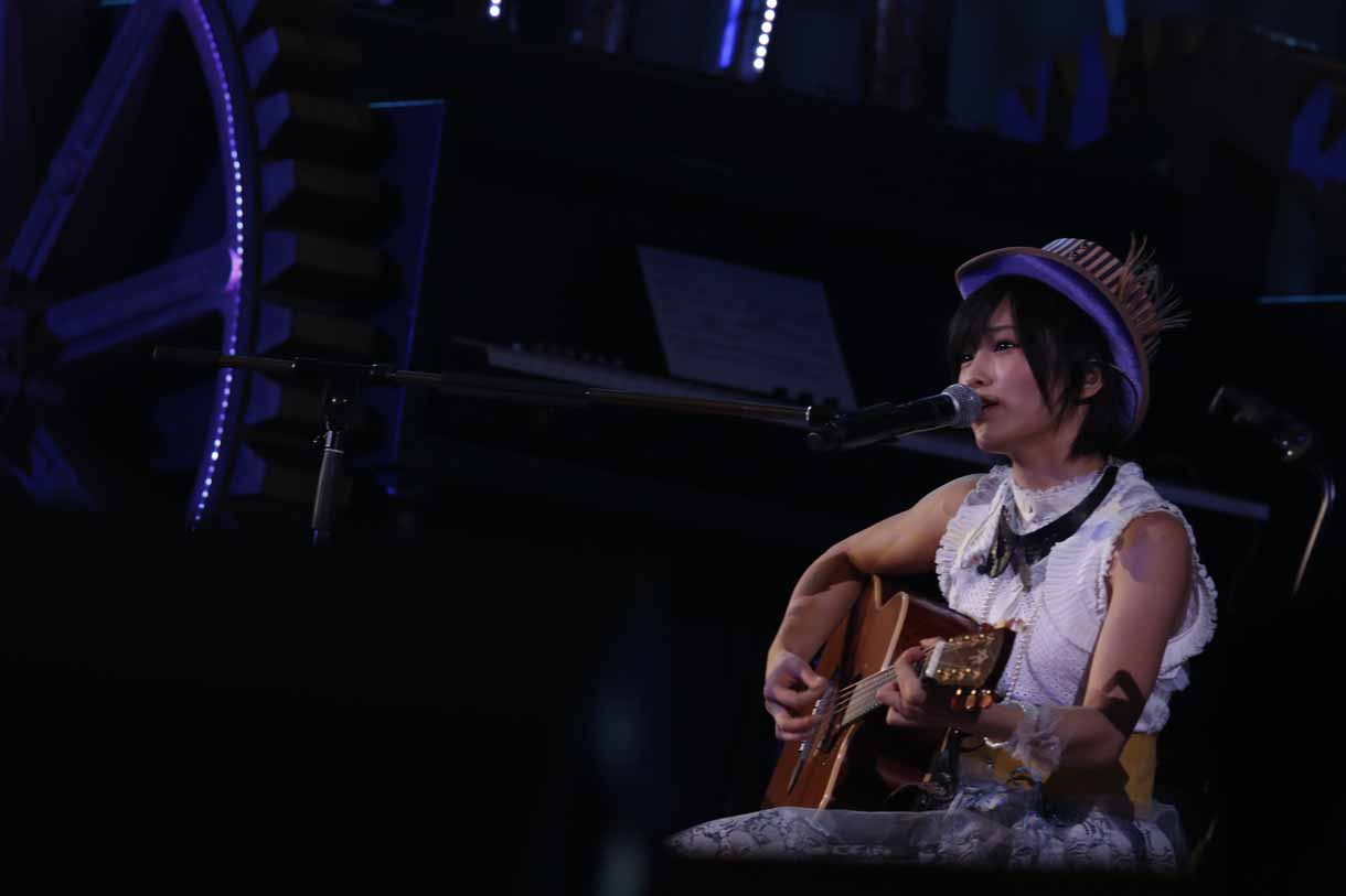 山本彩による「ジャングルジム」歌唱の様子。 (c)AKS
