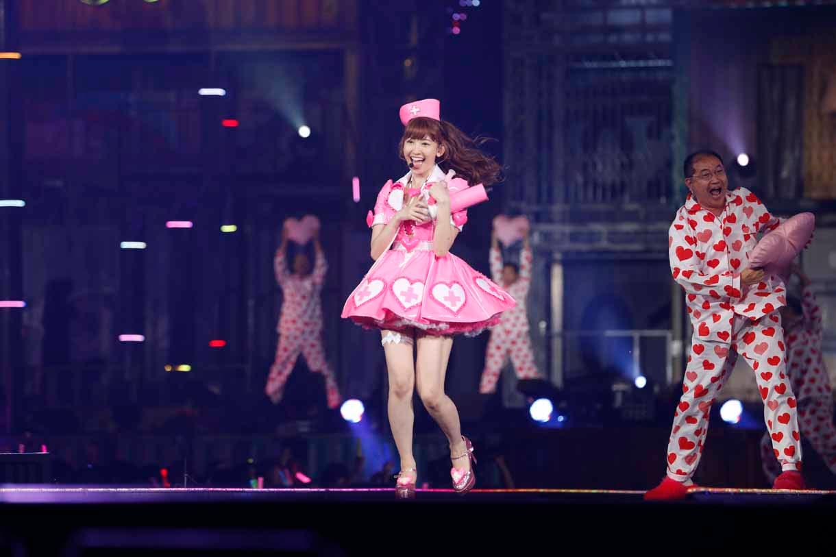 小嶋陽菜による「ハート型ウイルス」歌唱の様子。 (c)AKS