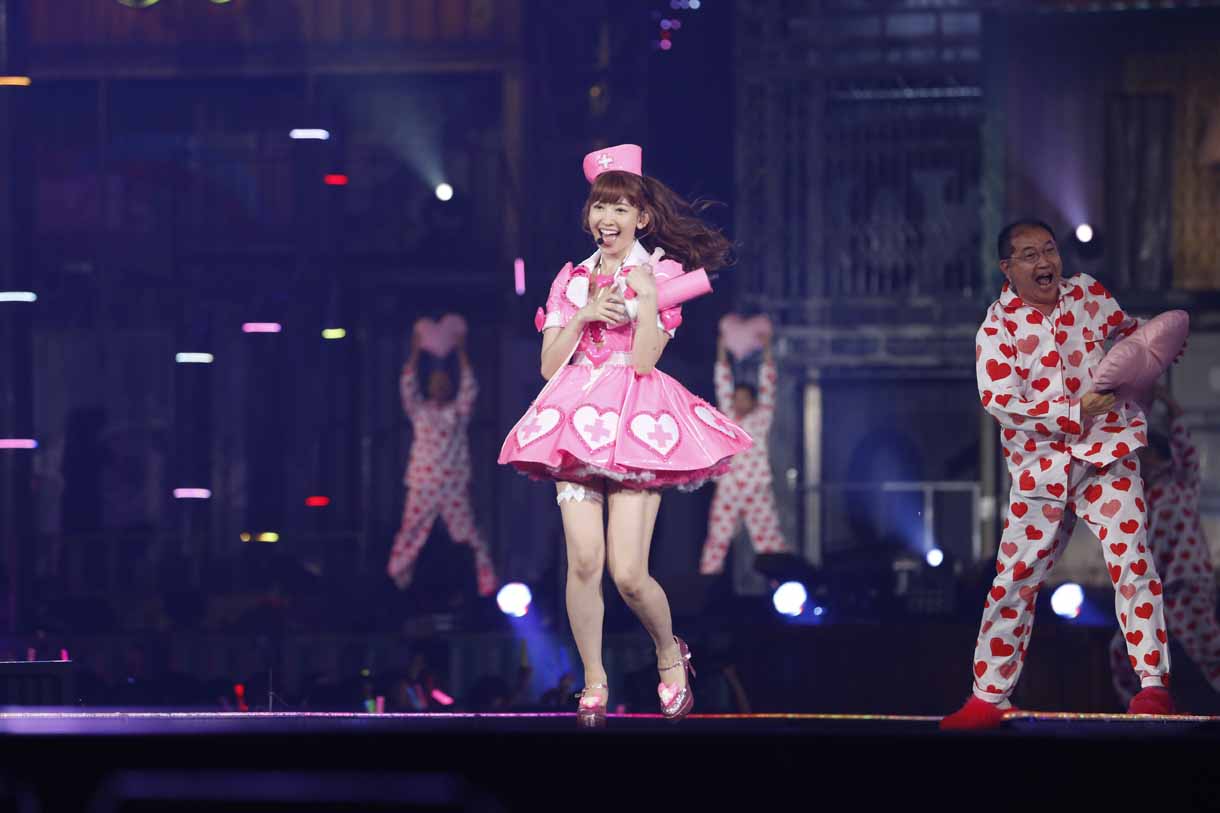 小嶋陽菜による「ハート型ウイルス」歌唱の様子。 (c)AKS