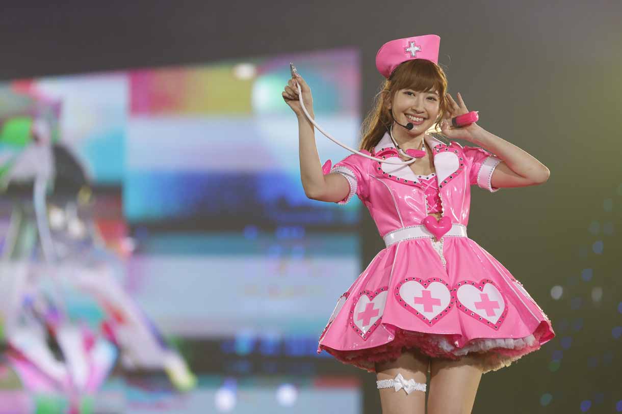 小嶋陽菜による「ハート型ウイルス」歌唱の様子。 (c)AKS