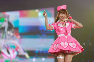 小嶋陽菜による「ハート型ウイルス」歌唱の様子。 (c)AKS