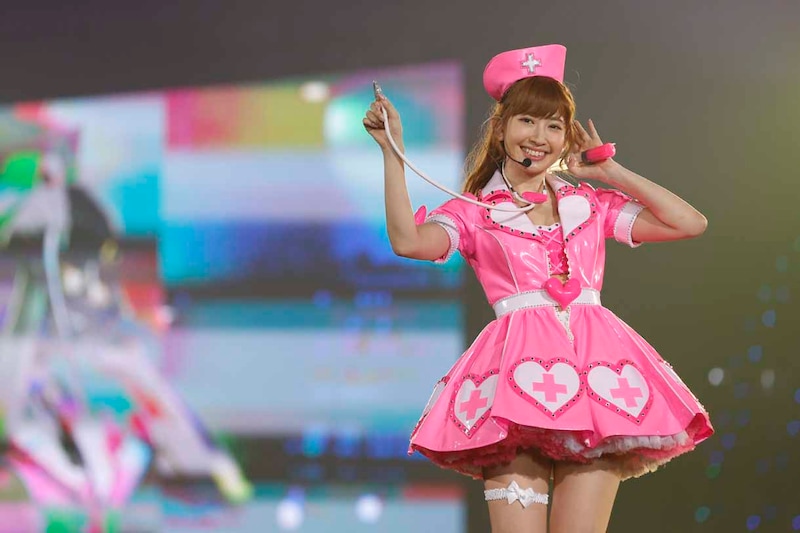 小嶋陽菜による「ハート型ウイルス」歌唱の様子。 (c)AKS