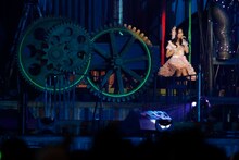 柏木由紀による「夜風の仕業」歌唱の様子。 (c)AKS