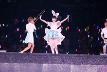 渡辺麻友による「ラッパ練習中」歌唱の様子。 (c)AKS