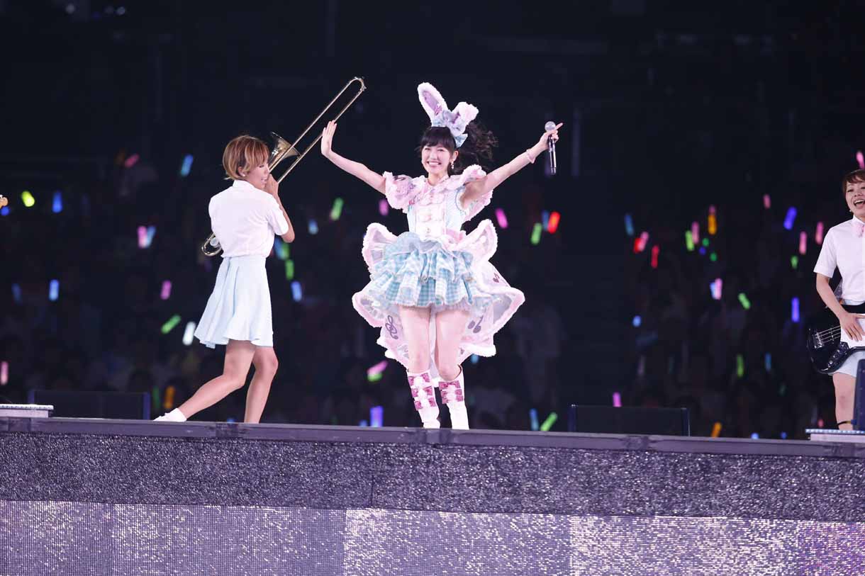 渡辺麻友による「ラッパ練習中」歌唱の様子。 (c)AKS