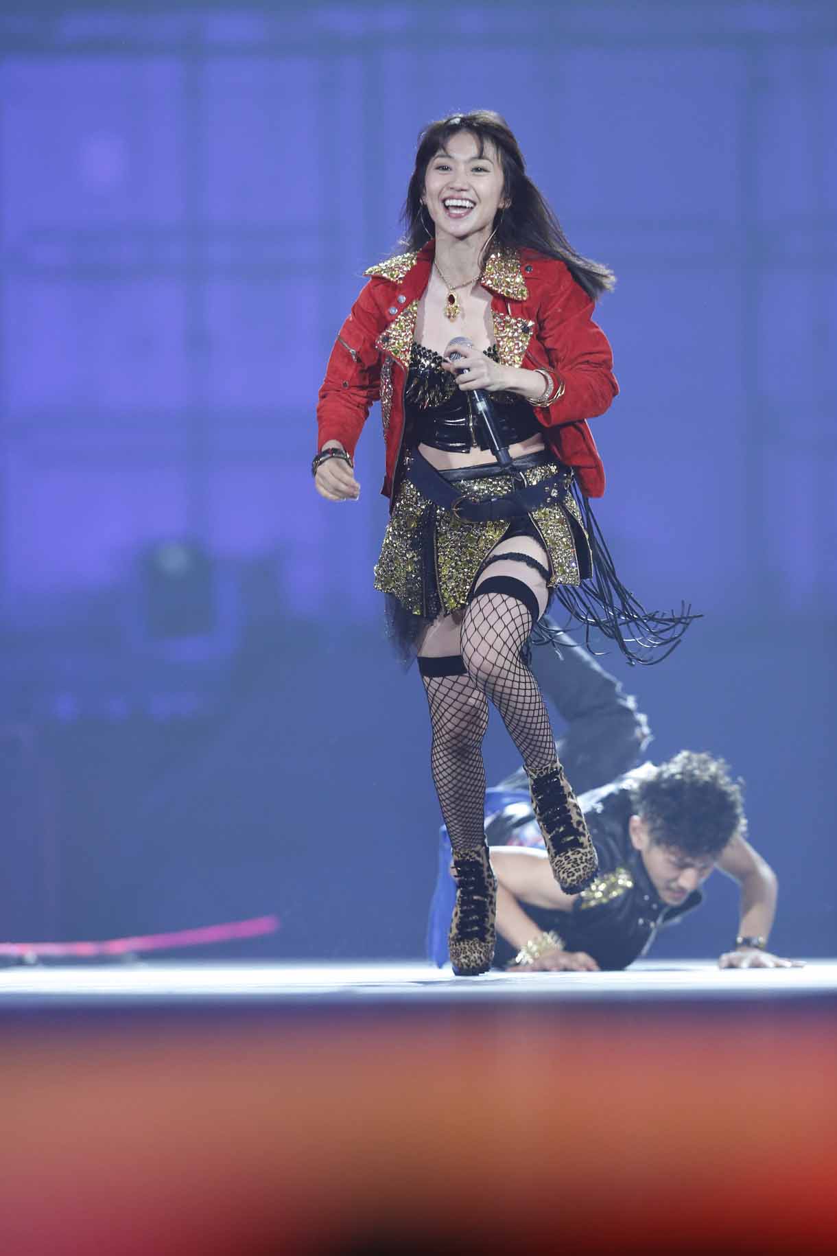 大島優子による「スキャンダラスに行こう！」歌唱の様子。 (c)AKS