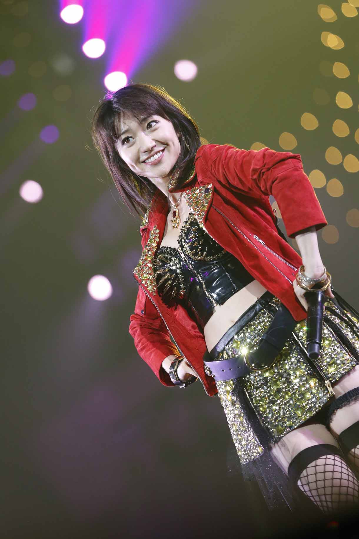 大島優子による「スキャンダラスに行こう！」歌唱の様子。 (c)AKS