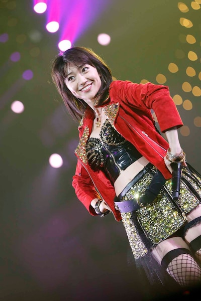 大島優子による「スキャンダラスに行こう！」歌唱の様子。 (c)AKS