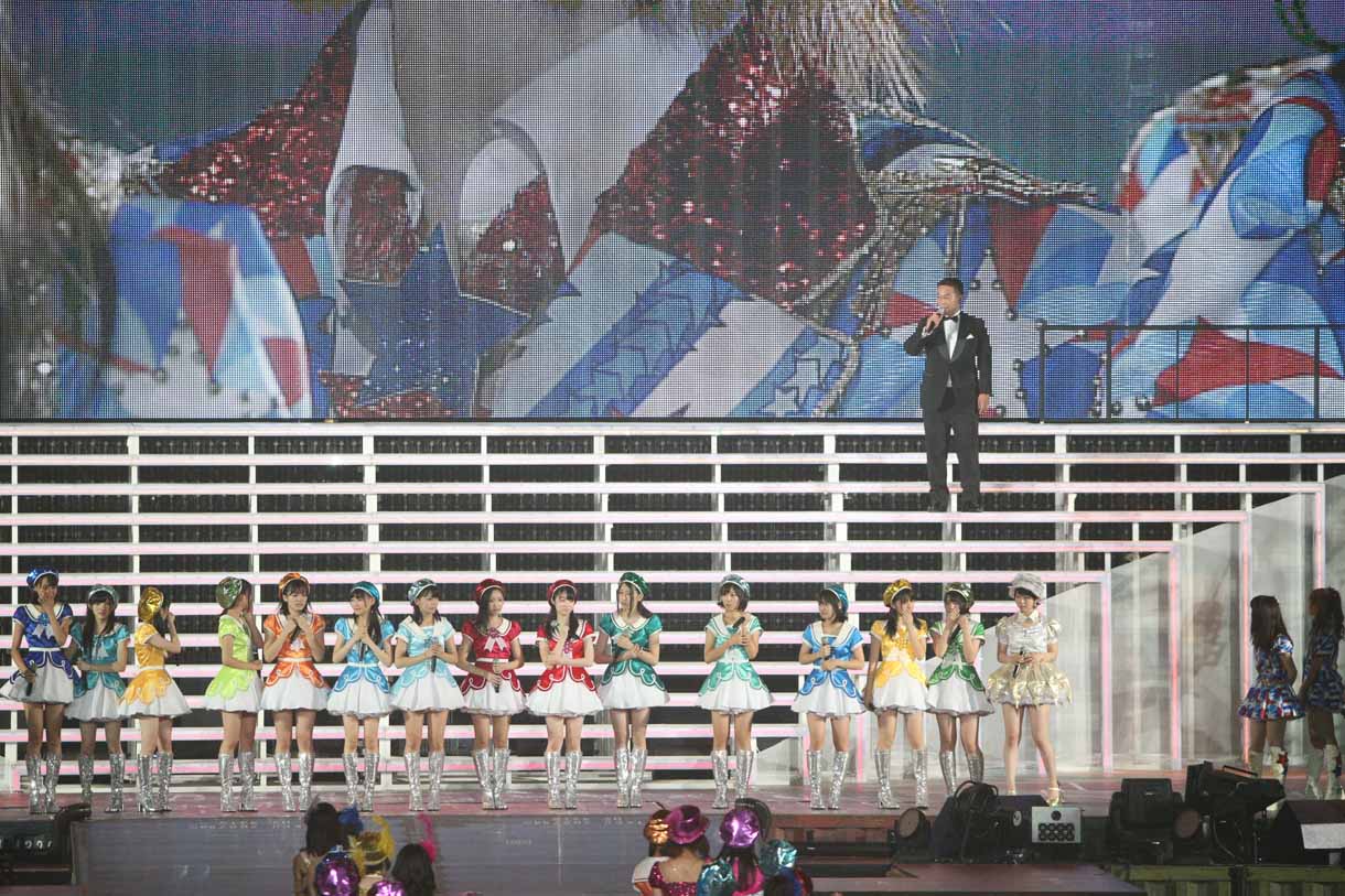 公演終盤、サプライズ発表のためステージに登場したAKB48グループ総支配人の戸賀崎智信。 (c)AKS