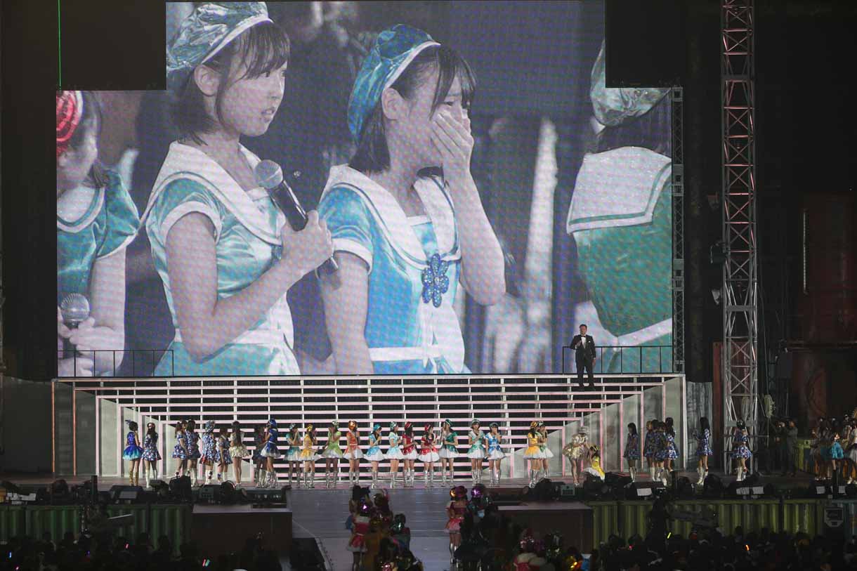 昇格発表を聞くAKB48研究生たち。 (c)AKS