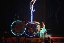 HKT48森保まどかによる「ポニーテールとシュシュ」ピアノ伴奏の様子。 (c)AKS