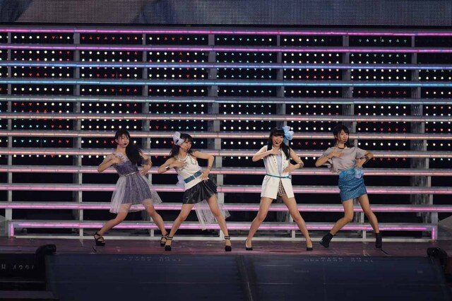 Not yetによる新曲「ヒリヒリの花」歌唱の様子。 (c)AKS