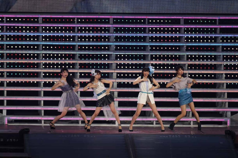 Not yetによる新曲「ヒリヒリの花」歌唱の様子。 (c)AKS