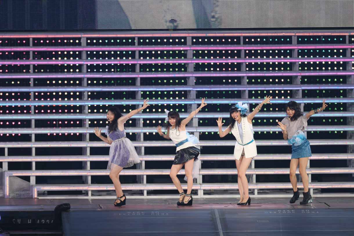 Not yetによる新曲「ヒリヒリの花」歌唱の様子。 (c)AKS