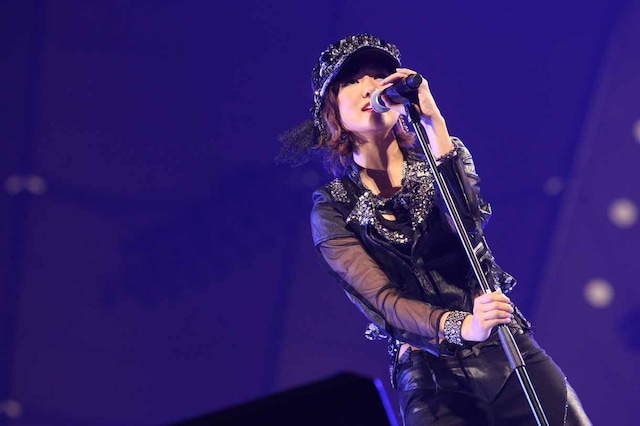 宮澤佐江による「虫のバラード」歌唱の様子。 (c)AKS