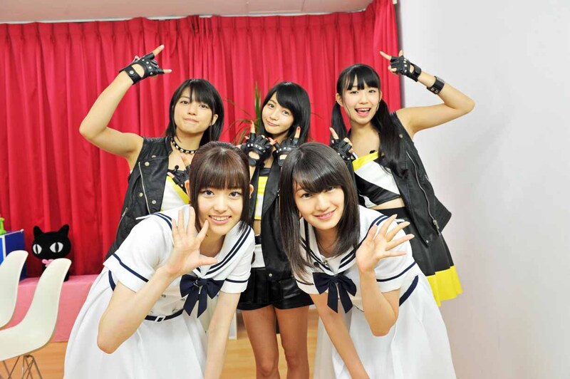 ベイビーレイズのメンバー（後列）と記念撮影をする松村沙友理と中田花奈（前列）。