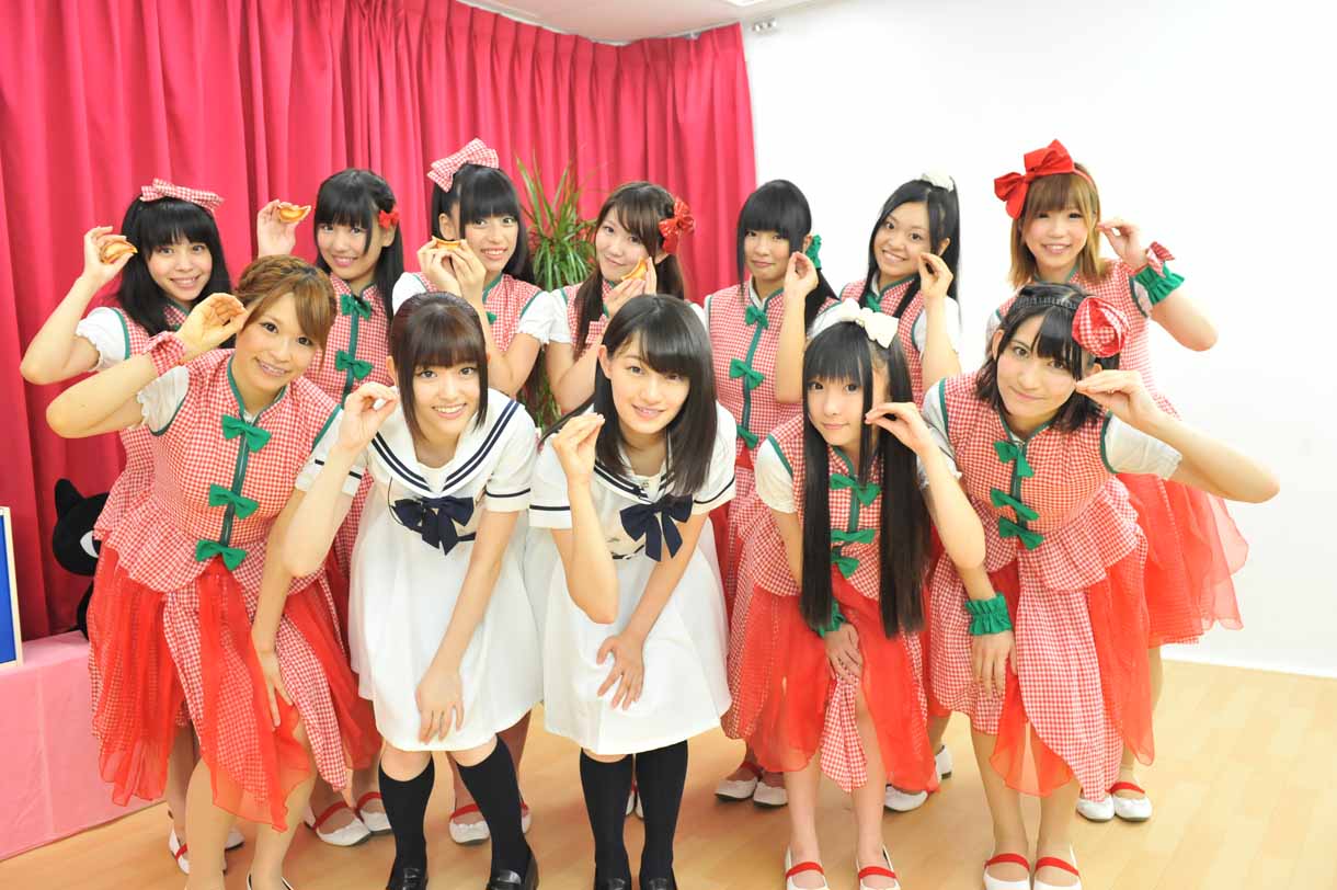 とちおとめ25（後列）と記念撮影をする松村沙友理と中田花奈。