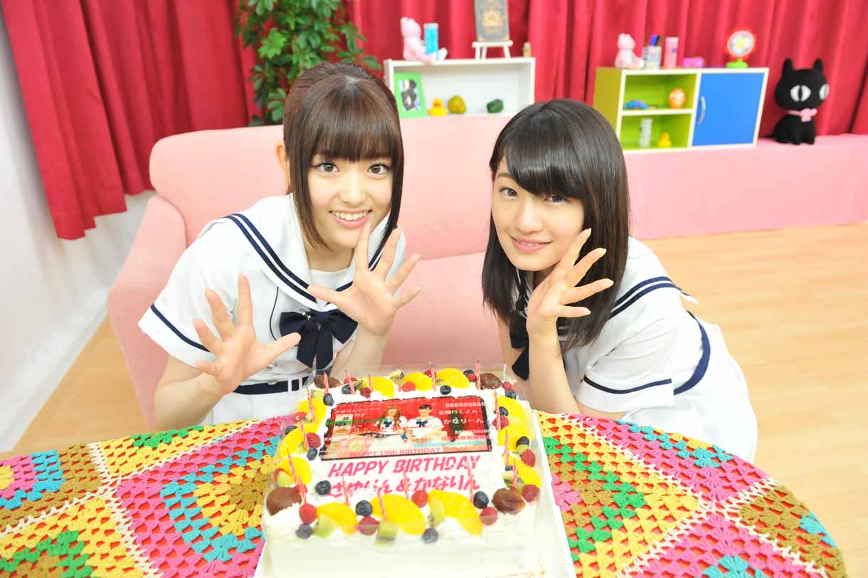 左から松村沙友理、中田花奈。サプライズで用意されたバースデーケーキを前に記念撮影をする様子。