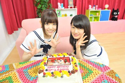 左から松村沙友理、中田花奈。サプライズで用意されたバースデーケーキを前に記念撮影をする様子。