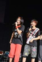 天龍源一郎になりきる柏木ひなた（写真左）。