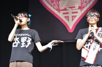 広小路千歳議員（写真右）に代わって「自習」1時間目の主旨を説明する杏野なつ（左）。