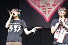 広小路千歳議員（写真右）に代わって「自習」1時間目の主旨を説明する杏野なつ（左）。