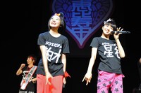 柏木ひなた（写真左）と星名美怜（右）。