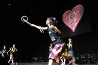 見事な剣さばきで輪をキャッチする真山りか。