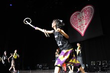 見事な剣さばきで輪をキャッチする真山りか。