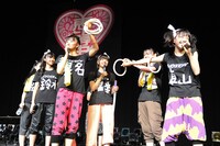 獲得した輪を集計する本当は高校生チーム。