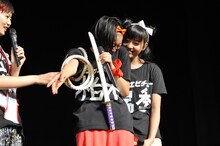 あからさまにズルをした柏木ひなた（写真中央）に詰め寄る瑞季（右）。