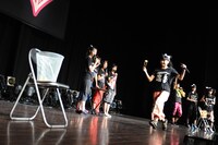 菜箸でピンポン球を掴んで運ぶ瑞季。