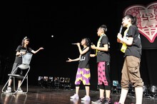 運んだピンポンの集計。勝利を確信した鈴木裕乃（写真左端）はニコニコしながらピンポンを放る。