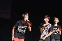 天龍源一郎になりきる柏木ひなた（写真左）。