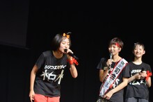 天龍源一郎になりきる柏木ひなた（写真左）。