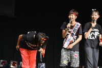 天龍源一郎になりきる柏木ひなた（写真左）。