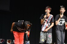 天龍源一郎になりきる柏木ひなた（写真左）。