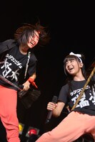 この日は体調不良によりダンスを控えて歌のみに専念していた瑞季（写真右）だったが、「放課後ゲタ箱ロッケンロールMX」のほうきギタープレイなど要所要所で立ち上がりパフォーマンスした。