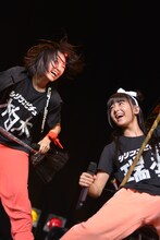 この日は体調不良によりダンスを控えて歌のみに専念していた瑞季（写真右）だったが、「放課後ゲタ箱ロッケンロールMX」のほうきギタープレイなど要所要所で立ち上がりパフォーマンスした。