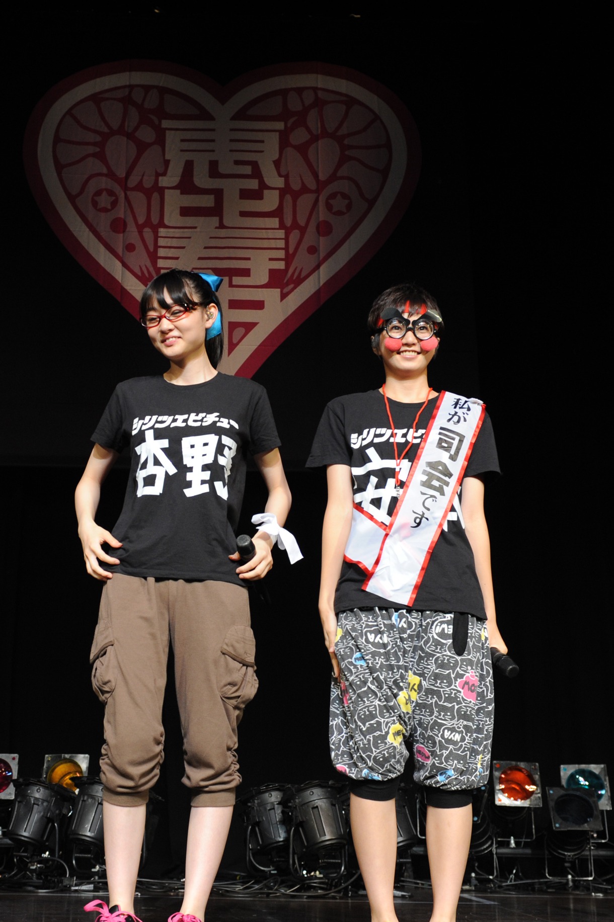 杏野なつ（写真左）と広小路千歳議員（安本彩花 / 右）。