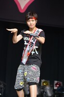 カメレオンになりきる安本彩花。