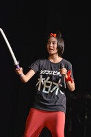 刀を構える柏木ひなた。