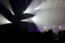 「斉藤和義 20th Anniversary Live 1993-2013 "20<21" ～ これからもヨロチクビ ～」の様子。