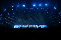 「斉藤和義 20th Anniversary Live 1993-2013 "20<21" ～ これからもヨロチクビ ～」の様子。